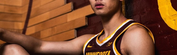 这身球衣如何？张博源晒明尼苏达大学访校定妆照