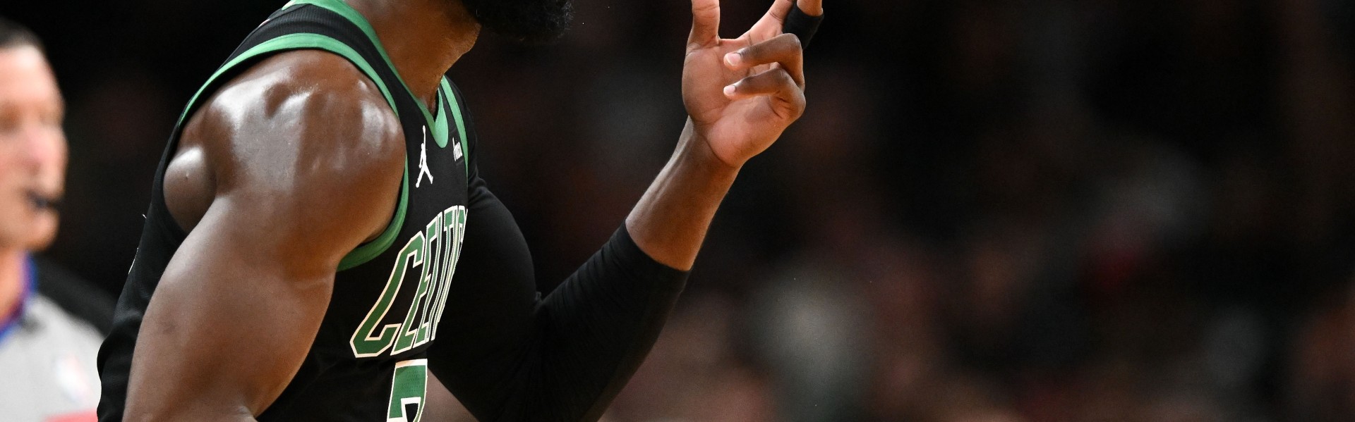 世界杯官方app-真猛啊！杰伦·布朗半场14中8轰下20分2板2助 首节11分