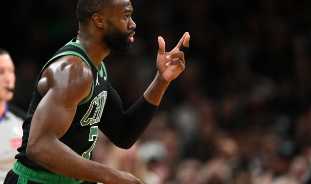 世界杯官方app-真猛啊！杰伦·布朗半场14中8轰下20分2板2助 首节11分